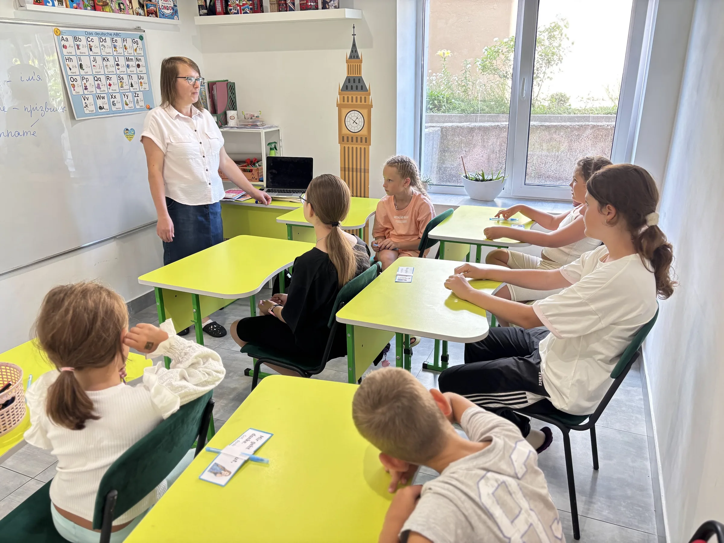 Викладачка проводить заняття для дітей у Family Club